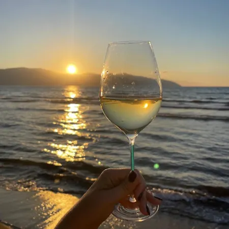 The Perfect Seaview Escape アパート Vlorë